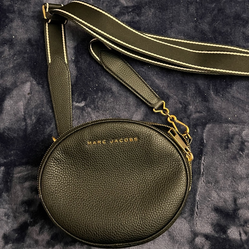 Authentic Marc Jacobs Crossbody. No wear or tear no fading of the gold.